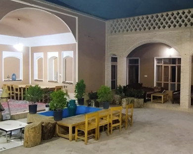 اقامتگاه بومگردی عمارت شاباز ورزنه