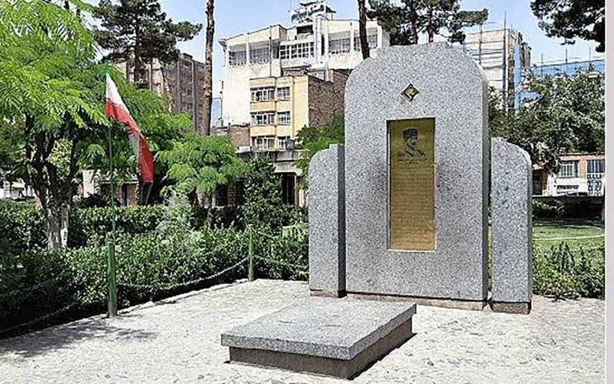 مقبره کلنل پسیان در باغ موزه نادری مشهد