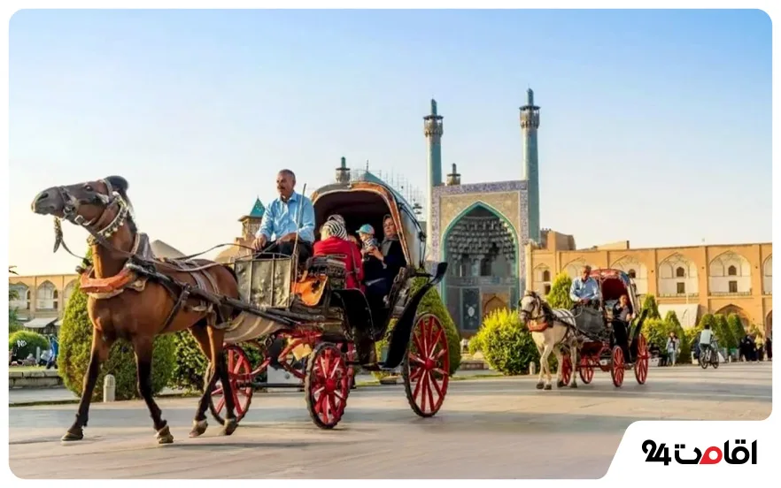 میدان نقش جهان (میدان امام) اصفهان؛ تاریخچه، بازارها و جاهای دیدنی اطراف 12 درشکه سواری در میدان نقش جهان