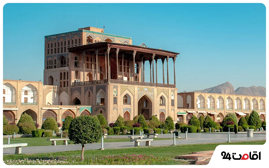 میدان نقش جهان (میدان امام) اصفهان؛ تاریخچه، بازارها و جاهای دیدنی اطراف 10 عالی قاپو اصفهان