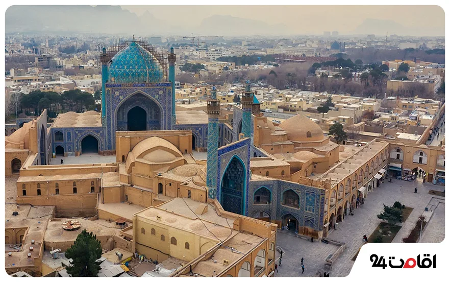میدان نقش جهان (میدان امام) اصفهان؛ تاریخچه، بازارها و جاهای دیدنی اطراف 8 مسجد شاه در میدان نقش جهان