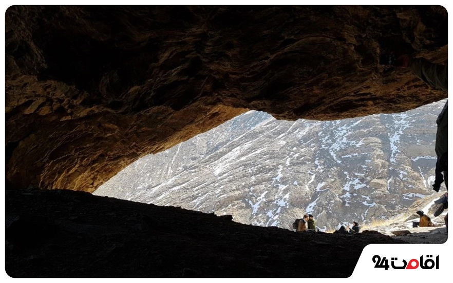 نمای داخل به بیرون غار مغان