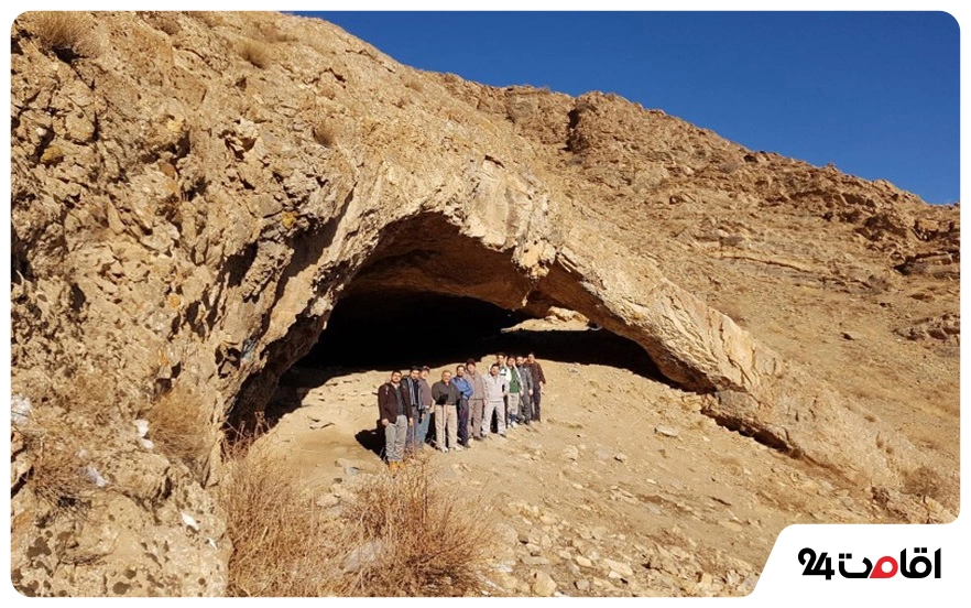 گردشگران در جلوی غار مغان