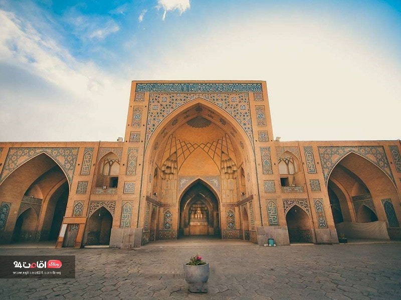 مسجد حکیم اصفهان، تقرب خان، حکیم و پزشک دربار صفوی