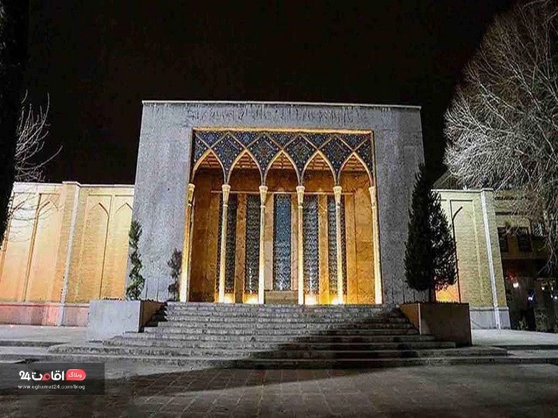 منظره جذاب مقبره صائب تبریزی در شب برای عکسبرداری