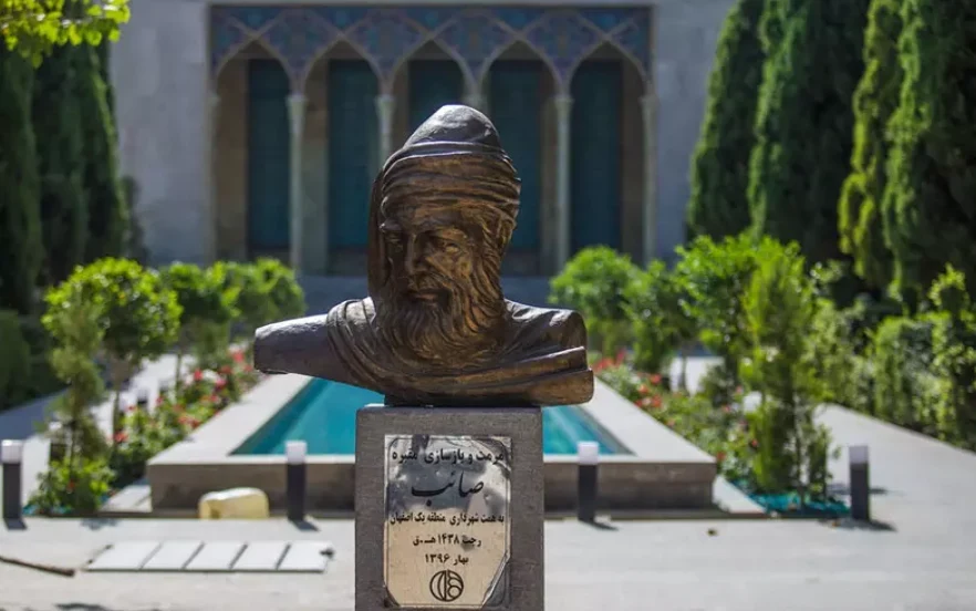 آرامگاه صاپب تبریزی یکی از جاهای دیدنی اصفهان برای دوست‌داران شعر و ادب 