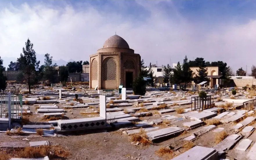 قبرستان تخت فولاد یکی از مکان های دیدنی اصفهان در حاشیه زاینده‌رود