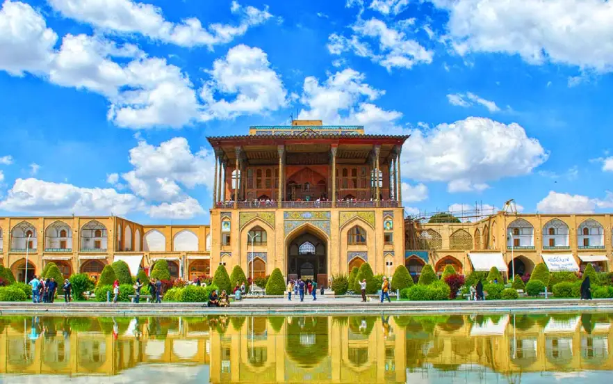 عمارت عالی‌قاپو یکی از مکان های دیدنی اصفهان با تالارهای مجلل