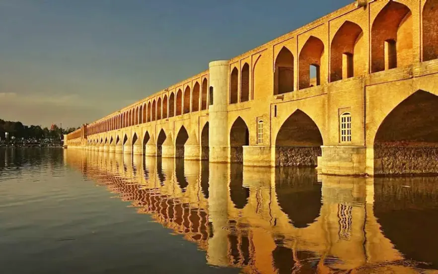سی و سه پل یکی از معروف‌ترین جاهای دیدنی اصفهان