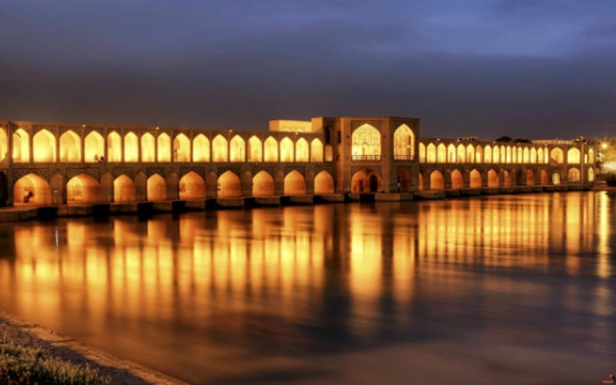 پل خواجو یکی از دیدنی های اصفهان برای پیاده‌روی و عکاسی