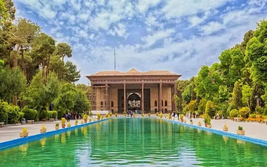 کاخ چهلستون یکی از مکان های دیدنی و باشکوه اصفهان