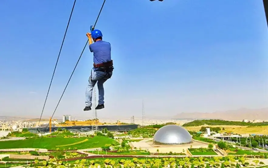زیپ لاین یکی از جاهای تفریحی تهران بر فراز آسمان