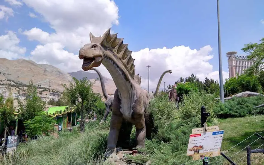 پارک ژوراسیک از بهترین مکان های دیدنی تهران برای کودکان 