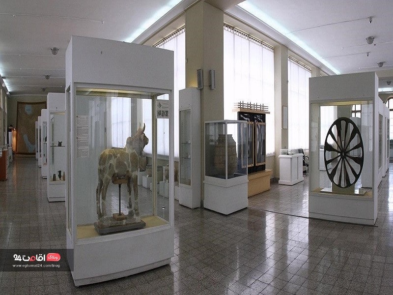موزه ایران باستان در دو طبقه با اشیای مختلف