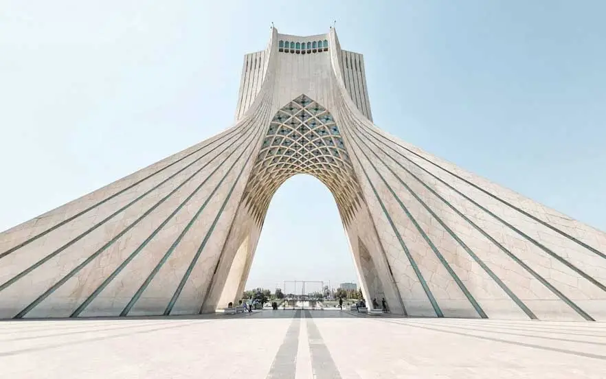 برج آزادی یکی از نمادها و دیدنی های تهران