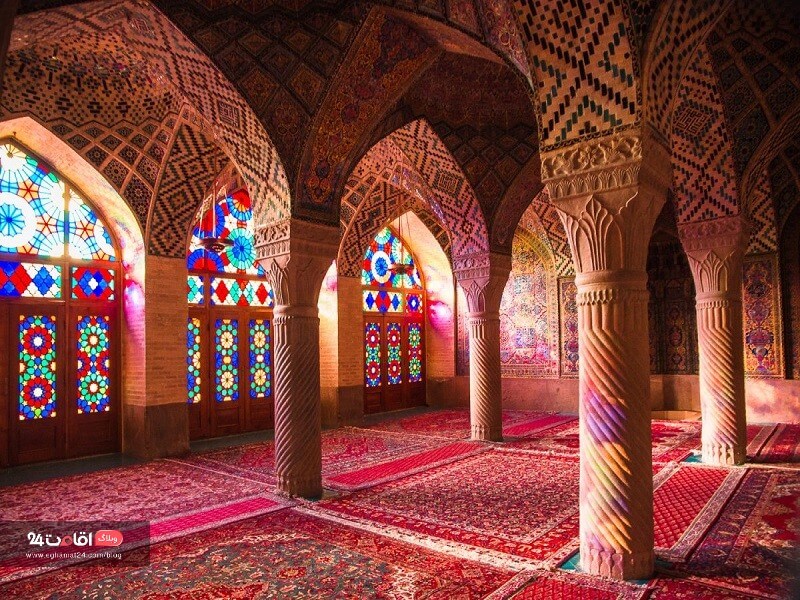 بازی نور با شیشه های رنگی در مسجد نصیرالملک از تجربه های خاص در شیراز