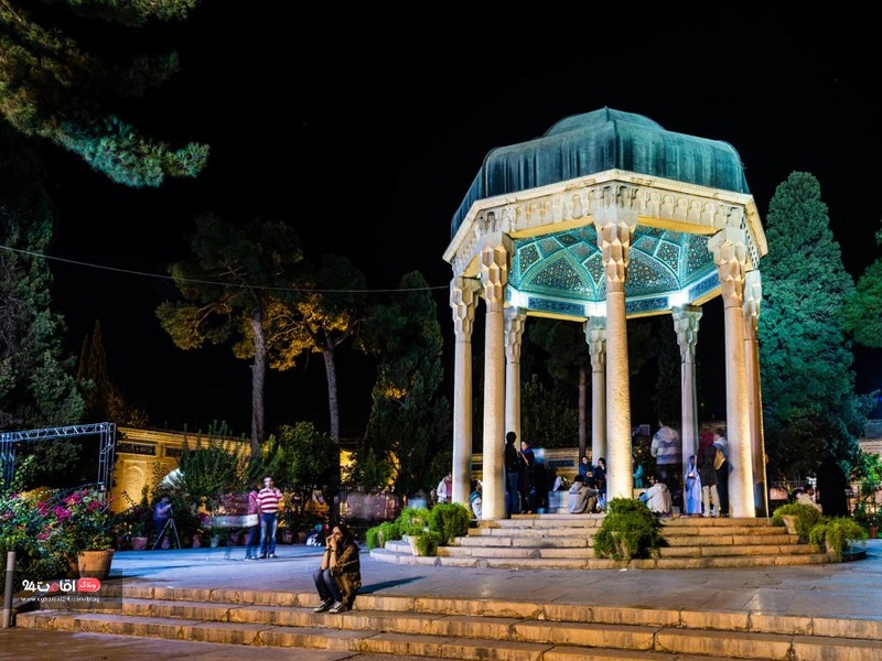 حافظ خوانی و تفضل به اشعار در نمای زیبای شب حافظیه