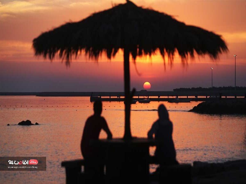 لذت بردن از غروب خورشید در ساحل مرجان کیش، لحظه ای رمانتیک