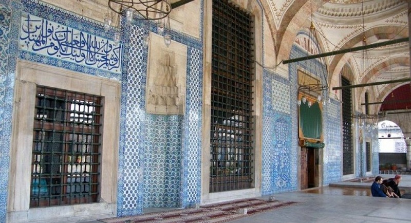 آیات قرآن روی دیوارهای مسجد رستم پاشا استانبول