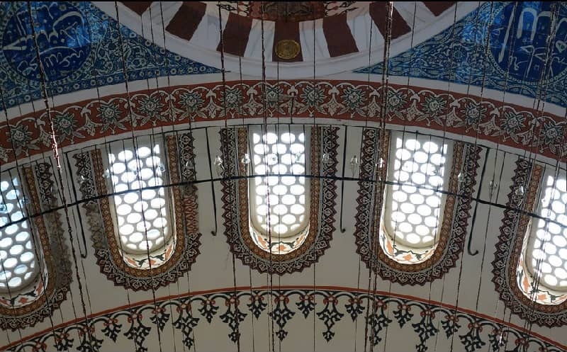 تصویری از معماری سقف و ساختار پنجره های مسجد رستم پاشا استانبول