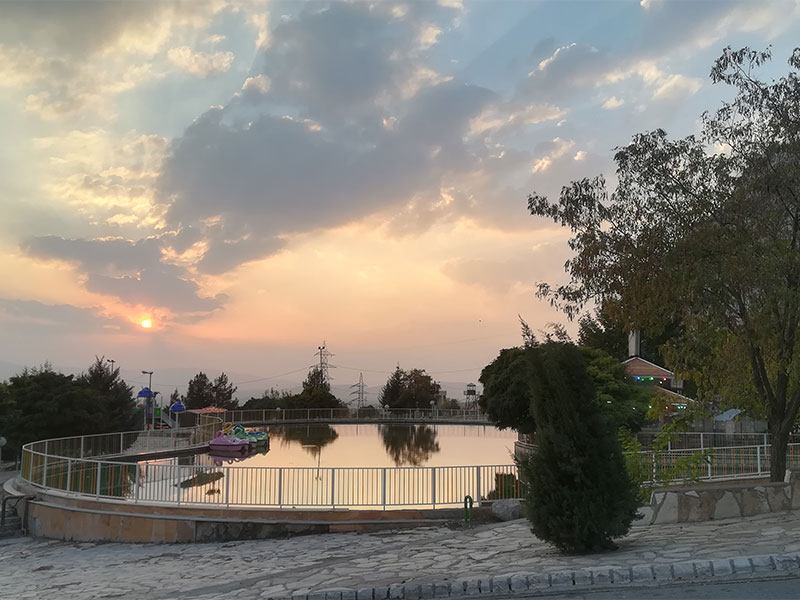 دریاچه و قایق سواری در بام کرمانشاه