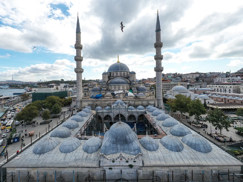 تصویری از مسجد زیبای YENI CAMI در شهر استانبول که از مراکز گردشگری نزدیک Rustem Pasha Mosque است