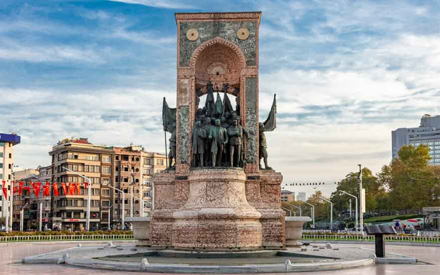 یادبود جمهوریت از جاهای دیدنی استانبول نزدیک تکسیم