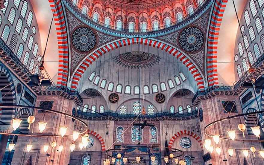 مسجد سلیمانیه از مکان های دیدنی استانبول با تزئینات طلا