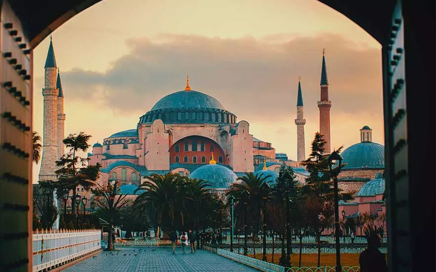 مسجد ایاصوفیه از جاهای دیدنی استانبول با حال‌وهوای معنوی