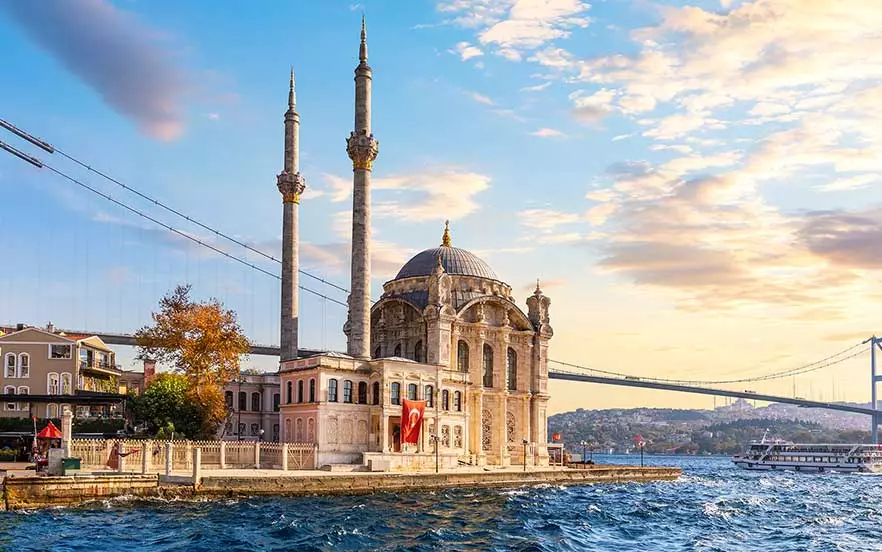 مسجد اورتاکوی از دیدنی های استانبول به رنگ صورتی و سفید
