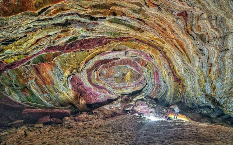 غار نمکدان از جاهای دیدنی قشم و بزرگترین غارهای نمکی دنیا