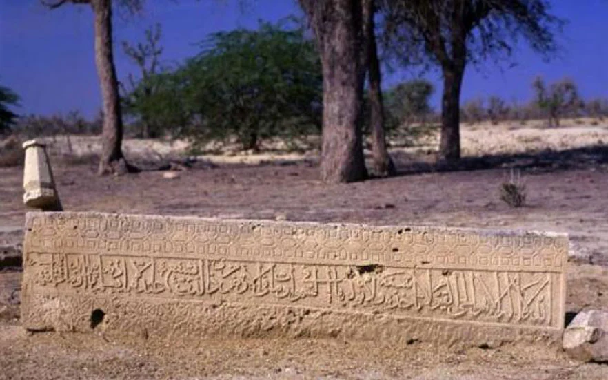قبرستان کوشه از جاهای دیدنی قشم با نوشته‌های تاریخی