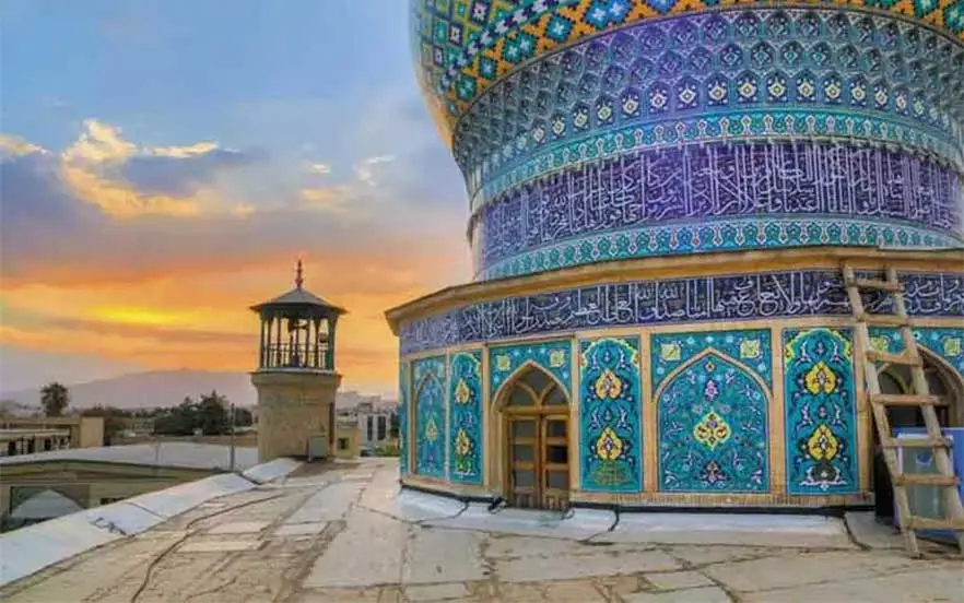 آرامگاه علی‌بن حمزه از مکان های دیدنی شیراز با حال‌وهوایی مذهبی