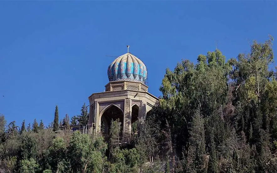آرامگاه باباکوهی از جاهای دیدنی شیراز در رشته‌کوه‌های شمالی