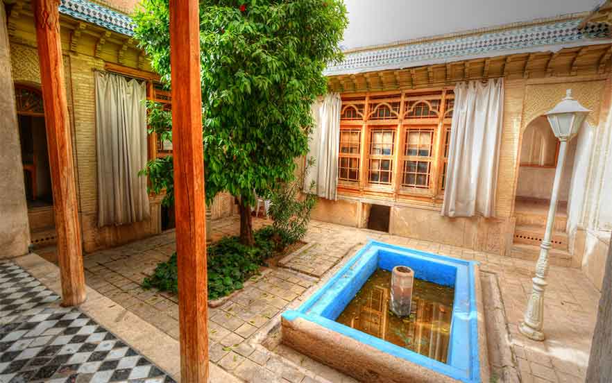 خانه فروغ‌الملک از جاهای دیدنی شیراز با وسایل قدیمی ارزشمند