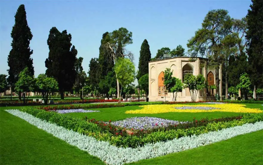 باغ جهان‌نما از جاهای دیدنی شیراز با عمارتی زیبا