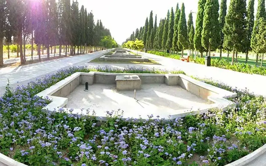 باغ جنت از جاهای دیدنی شیراز با گل‌های رنگارنگ