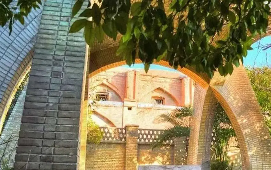 آرامگاه خفیف از جاهای دیدنی شیراز با فضایی آرام
