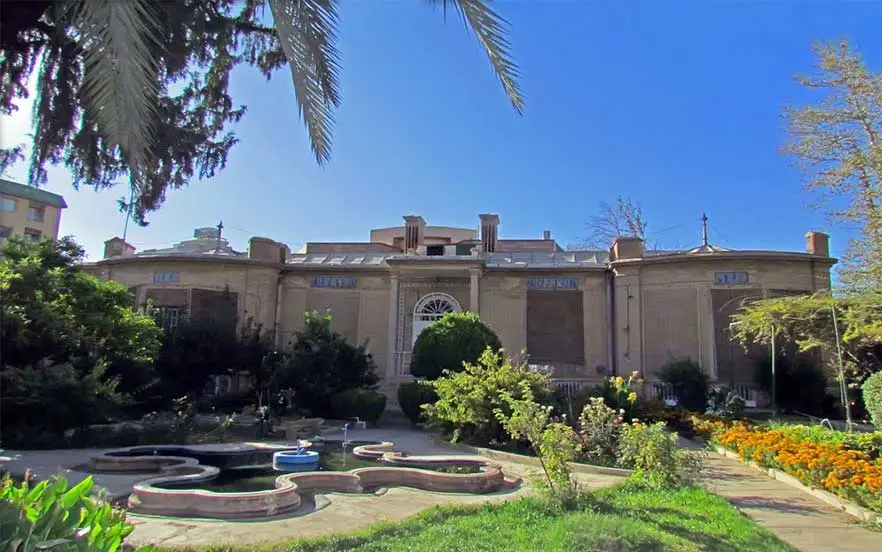 باغ خلیلی از دیدنی های شیراز با آب‌وهوایی خوش