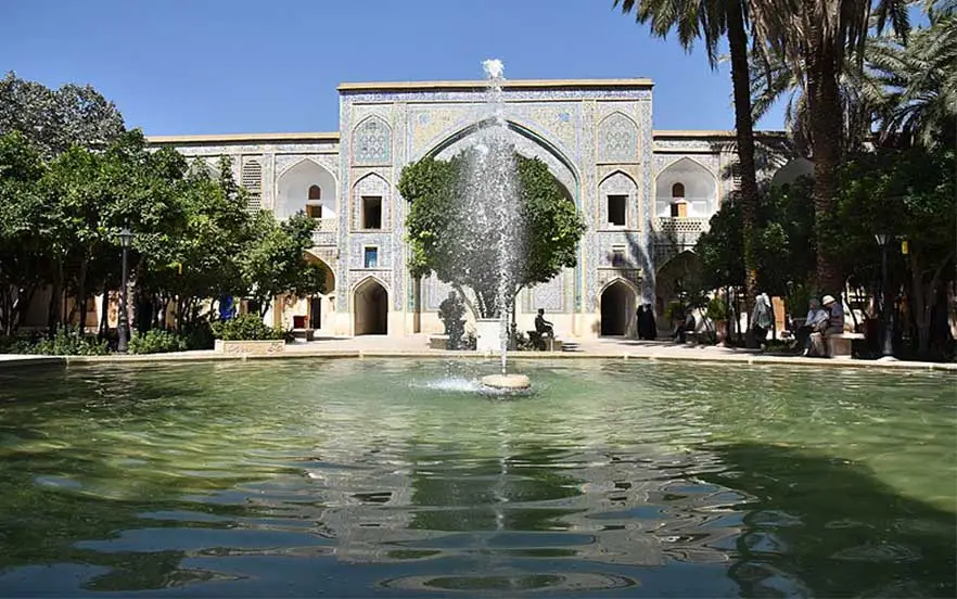 مدرسه خان از مکان های دیدنی شیراز با فضایی قدیمی