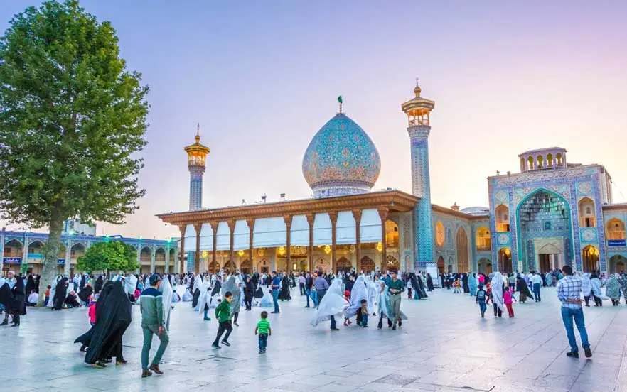 مسجد شاه‌چراغ از معروف‌ترین مکان های دیدنی شیراز برای زیارت