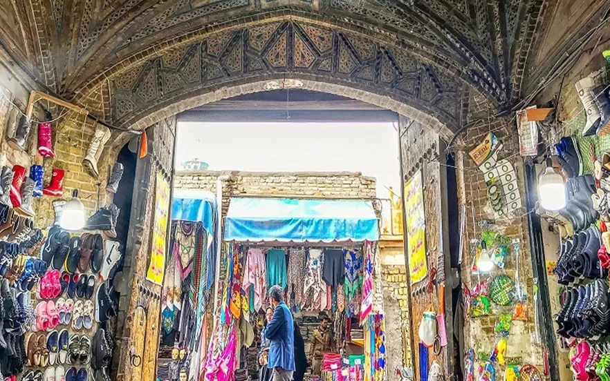 عباس‌قلی‌خان از بازارهای معروف مشهد برای لباس دست دو