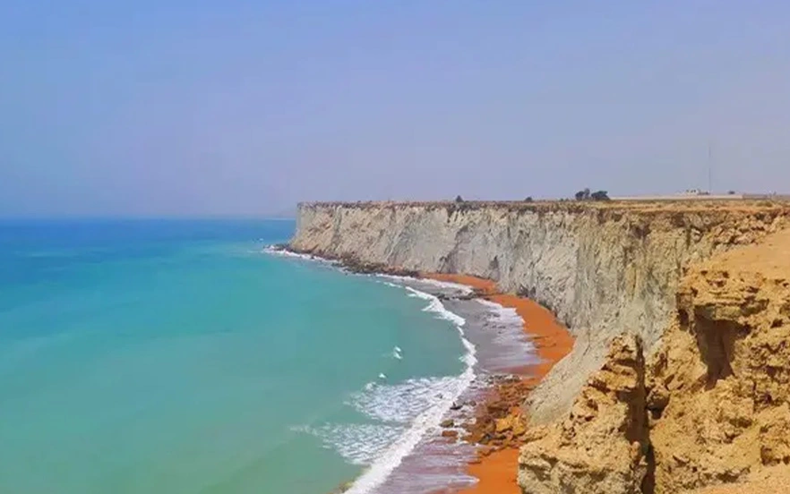 ساحل دریا بزرگ چابهار؛ جذاب‌ترین ساحل صخره‌ای ایران