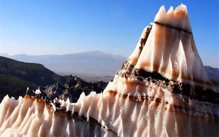 گنبد نمکی جاهشک از دیدنی های بوشهر با بلورهای نمکی زیبا 
