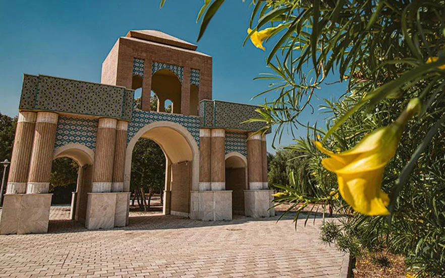 دروازه‌های باغ راه ایرانی کیش