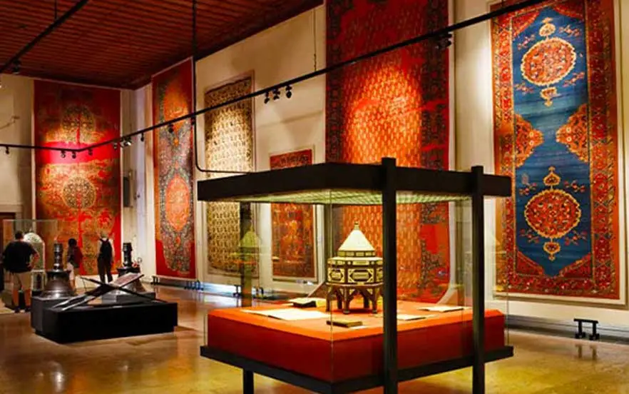 موزه فرش از جاهای دیدنی استانبول در مسجد آبی