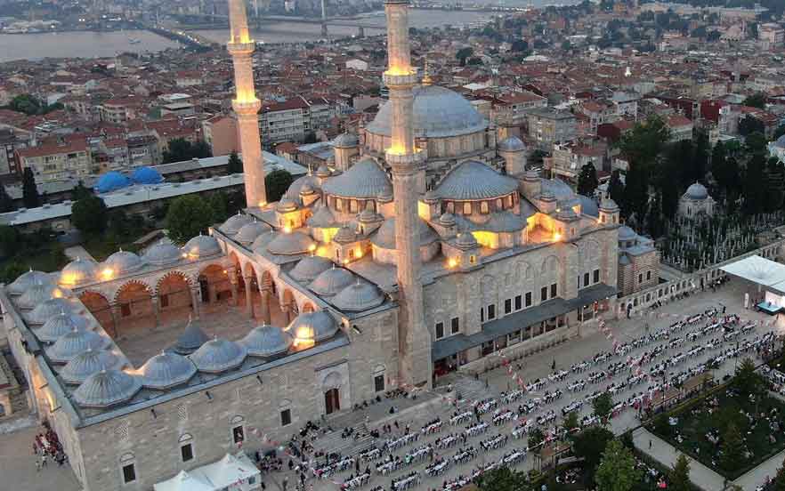 مسجد فاتح از مکان های دیدنی استانبول با بنایی قدیمی