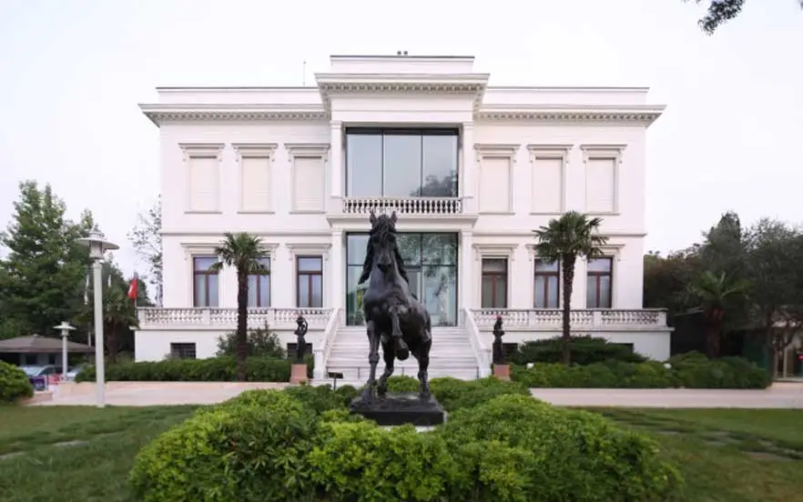 موزه ثاقب سابانجی از جاهای دیدنی استانبول با وسایل عتیقه