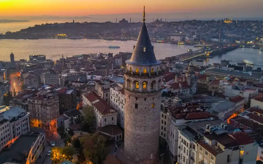 برج گالاتای استانبول نزدیک تکسیم