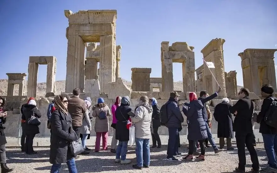 بازدید گردشگران از تخت جمشید